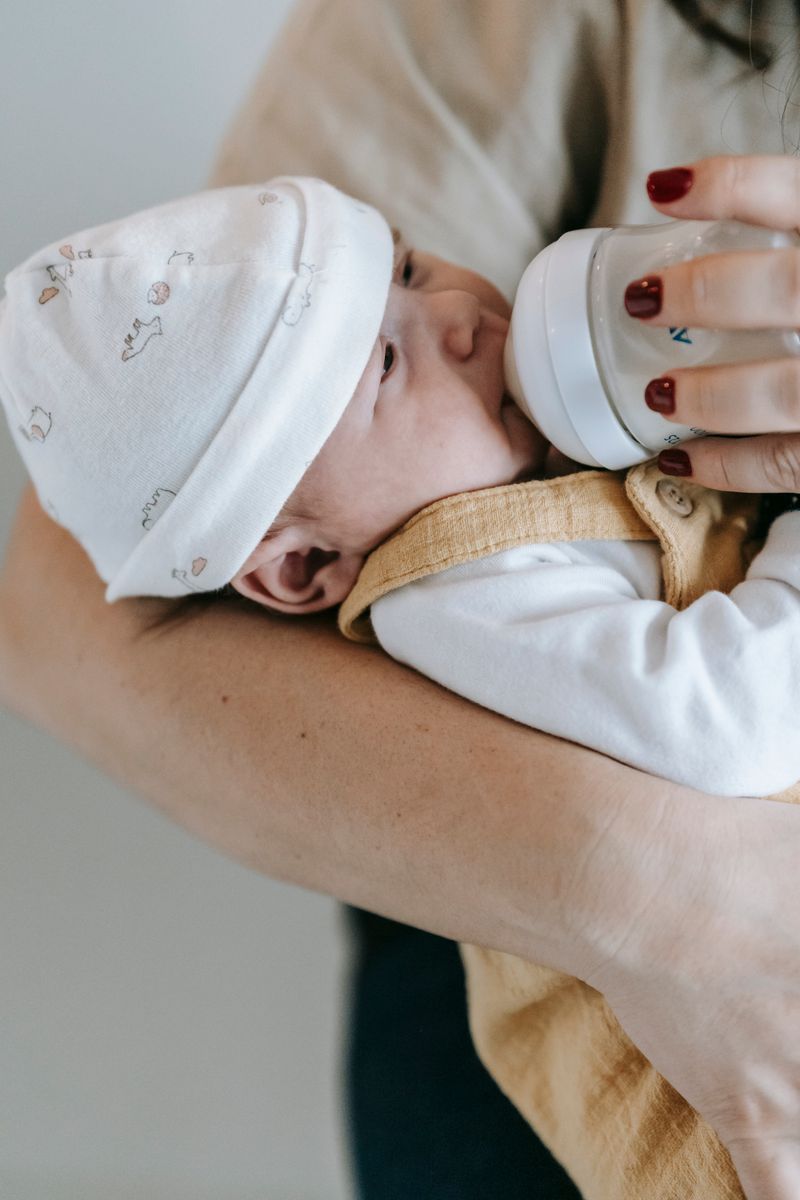 Bébé avec son biberon